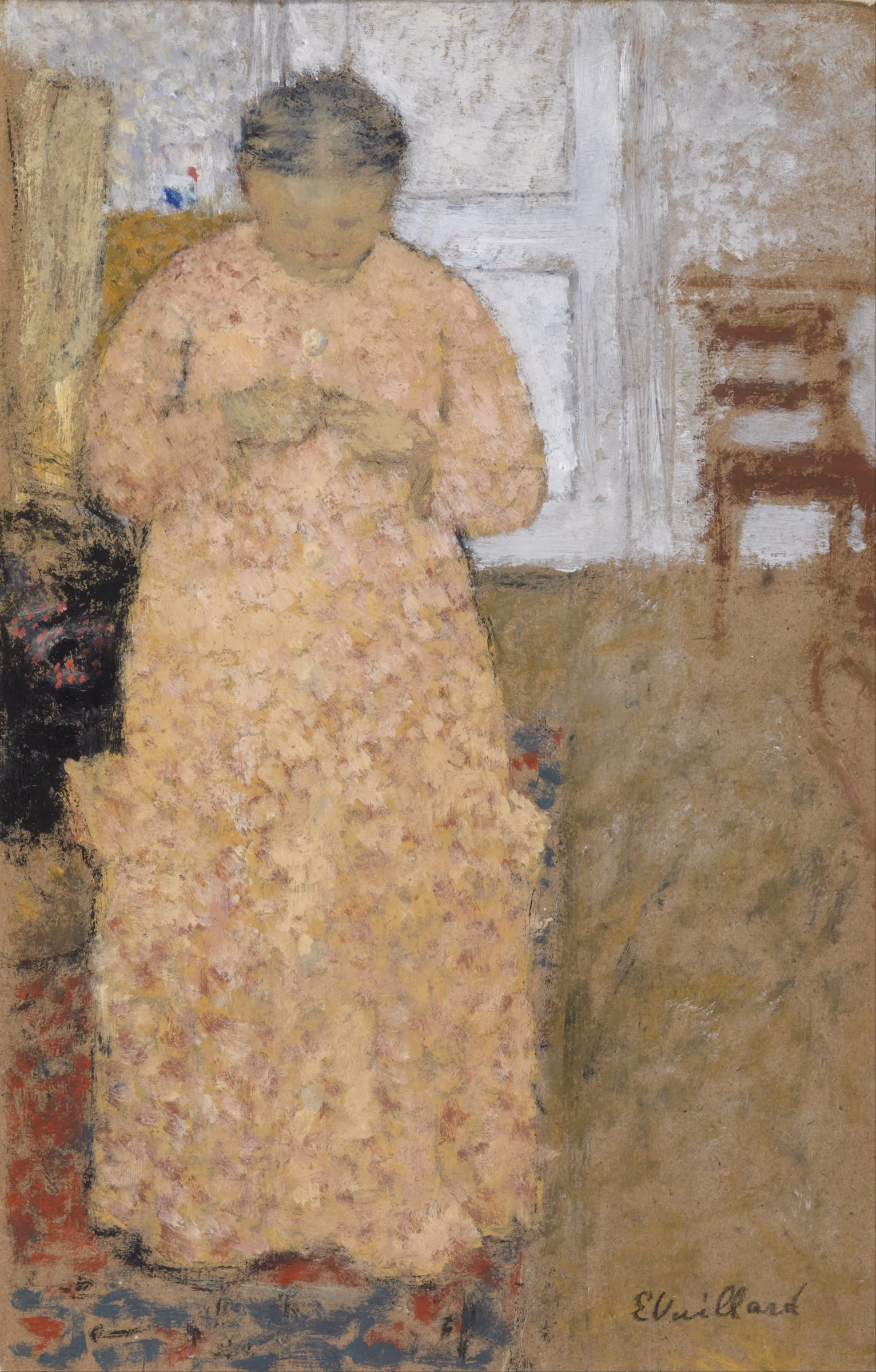 Femme en rose tricotant